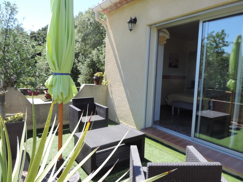Les Deux Lions Hotel Alairac Exterior foto